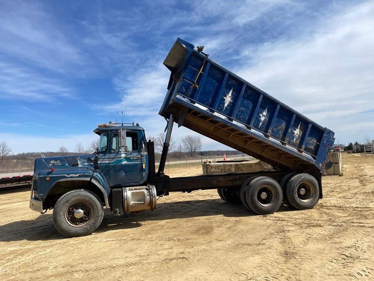 #401-•-1991-mack-rb688s-dump-truck-(has-mn-title)-image-72