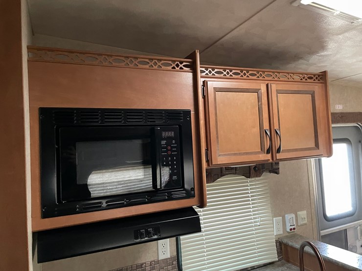 #201-•-2014-palomino-puma-253-fbs-27'-fifth-wheel-camper-(has-wi-title)-image-53