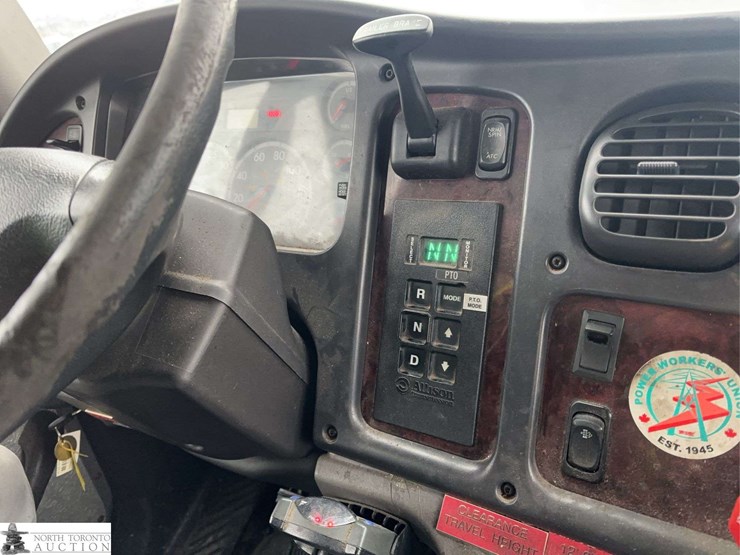 2011-freightliner-m2-106-image-27