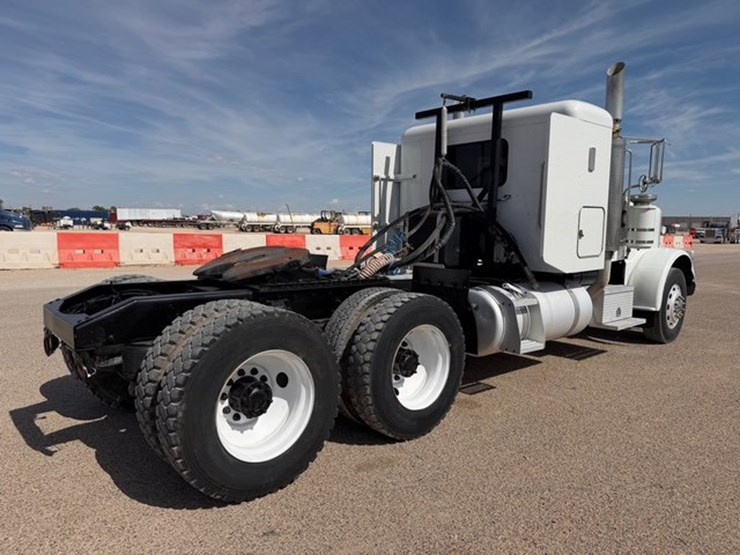 2009-peterbilt-388-image-6