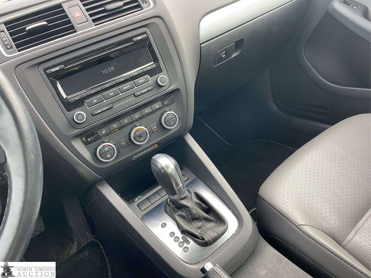 2013-volkswagen-jetta-hybrid-trendline-4dr-sedan-image-13