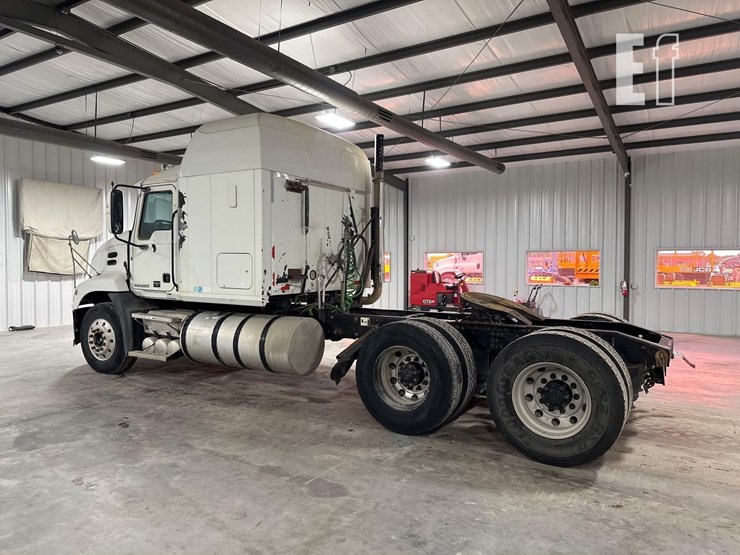 2010-mack-pinnacle-cxu613-image-4