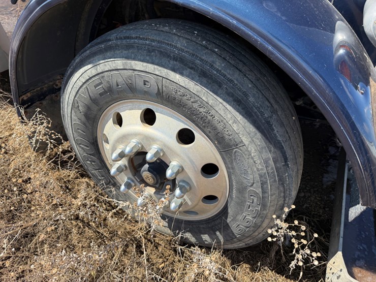 2005-peterbilt-379-image-3