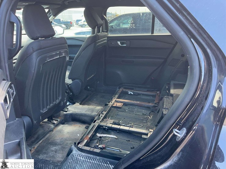 2020-ford-explorer-image-15