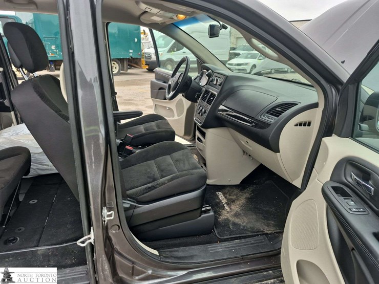 2017-dodge-grand-caravan-sxt-image-28