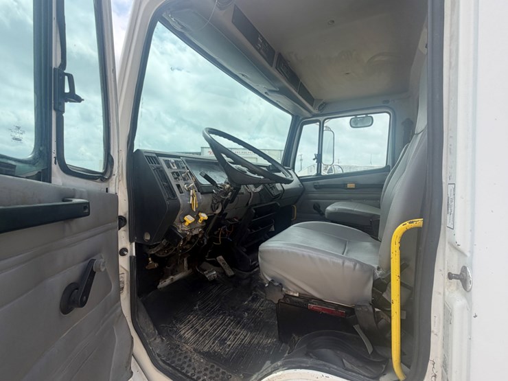 2000-freightliner-fl80-image-11