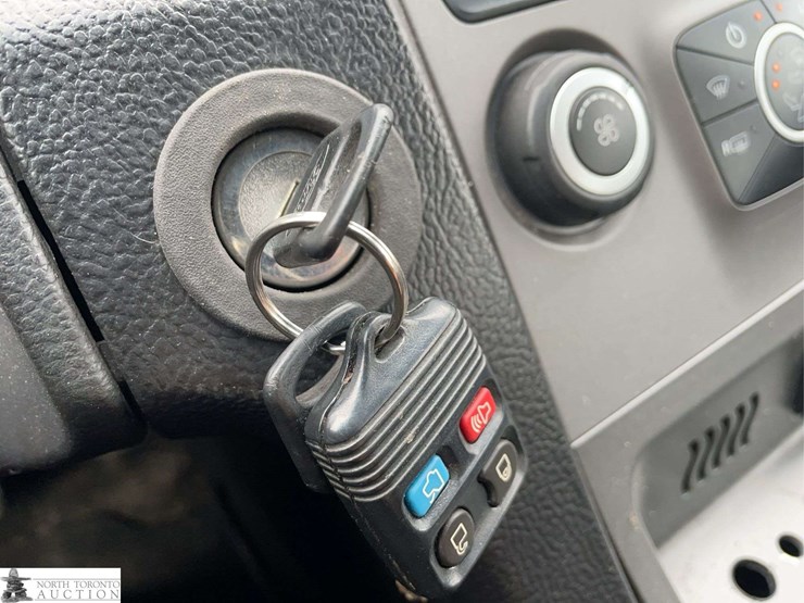 2015-ford-taurus-image-15