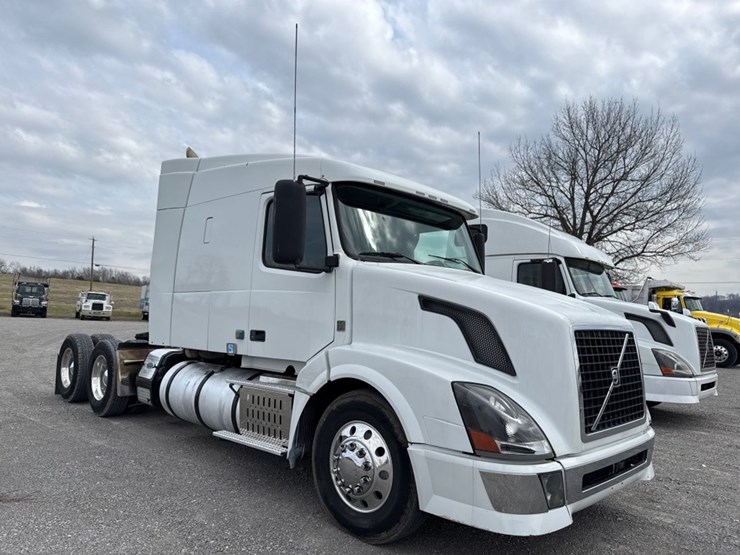 #31952-•-2010-volvo-vnl-tandem-axle-truck-tractor-image-2