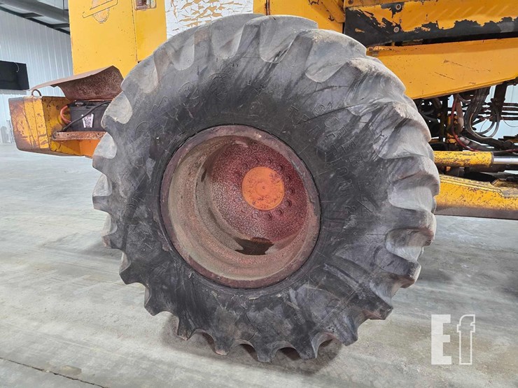 1990-deere-624e-image-22