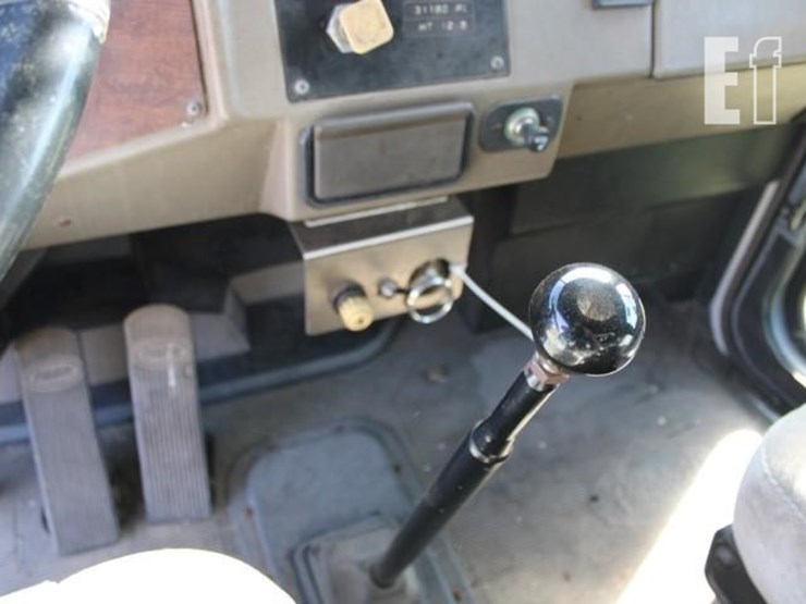 1995-peterbilt-330-image-12