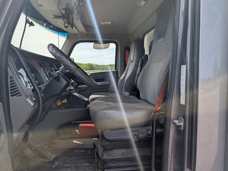 2017-kenworth-t880-image-14
