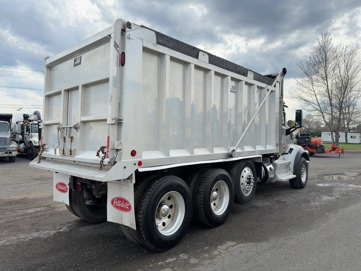 2015-peterbilt-567-image-5