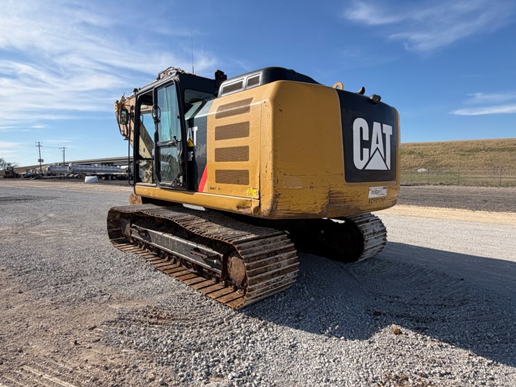 2016-caterpillar-323fl-image-7