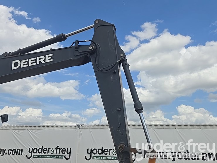 2017-deere-210g-lc-image-34