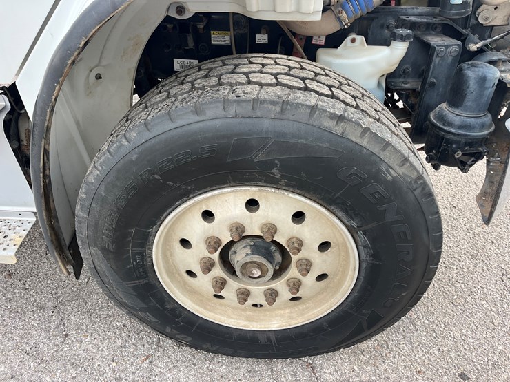 2020-freightliner-m2-106-image-11