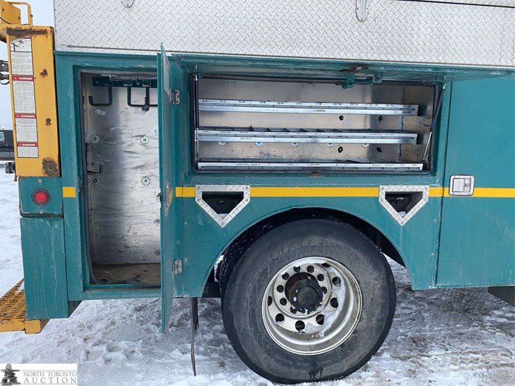 2011-freightliner-m2-106-image-34