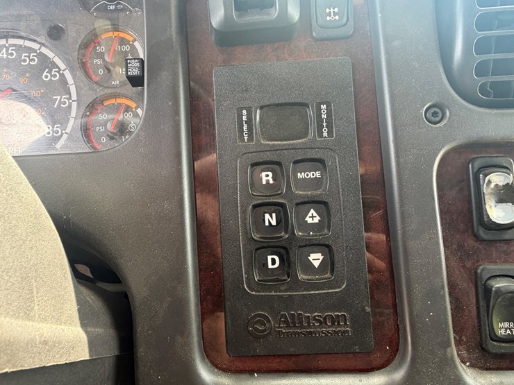 2020-freightliner-m2-106-image-31