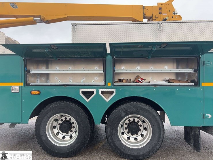 2012-freightliner-m2-106-image-10