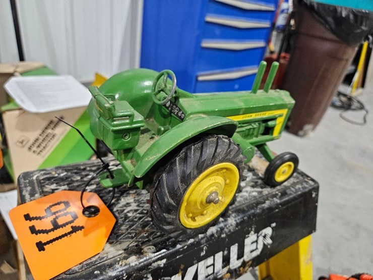 #991-•-john-deere-820-1/16-die-cast-toy-tractor-image-3