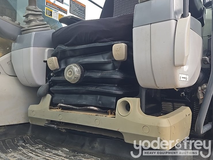 2017-deere-210g-lc-image-118