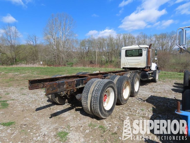 (x)-(6-6)-2003-mack-cv713-3-axle-cab-&-chassis,-vi...-image-3