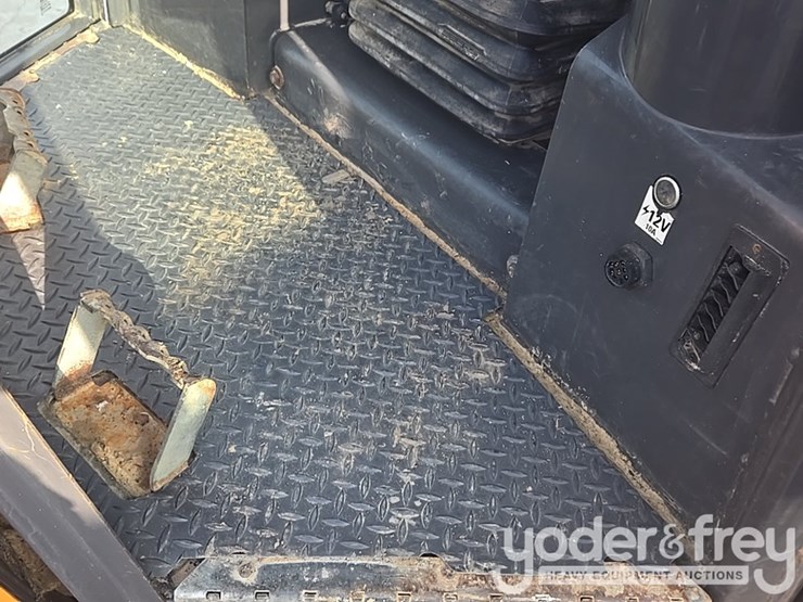 2016-case-750m-image-76