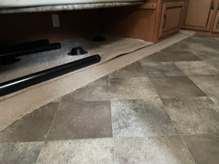 #201-•-2014-palomino-puma-253-fbs-27'-fifth-wheel-camper-(has-wi-title)-image-82