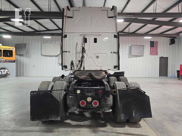 2016-freightliner-cascadia-125-image-8