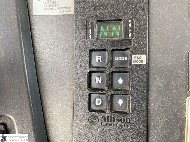 2010-freightliner-m2-106-image-16