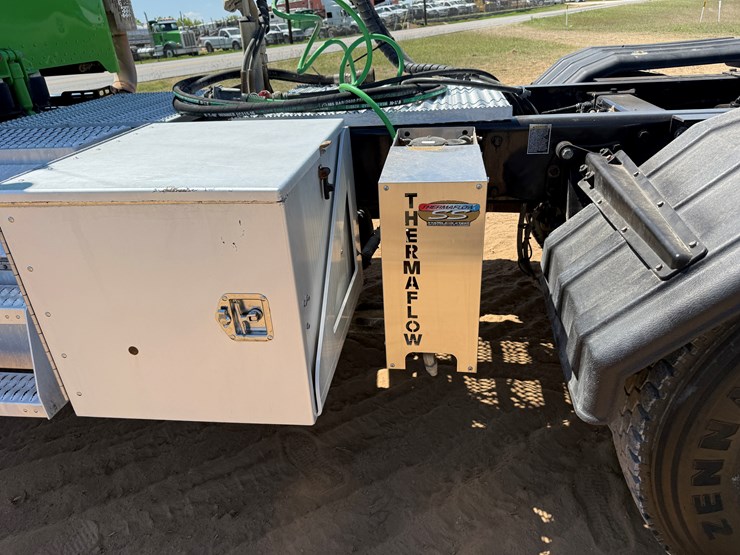 2020-peterbilt-367-image-16