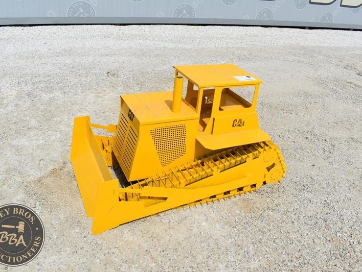 caterpillar-dozer-lawn-ornament-42931-image-2