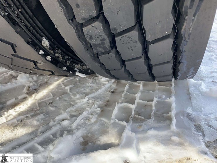 2010-freightliner-m2-106-image-48