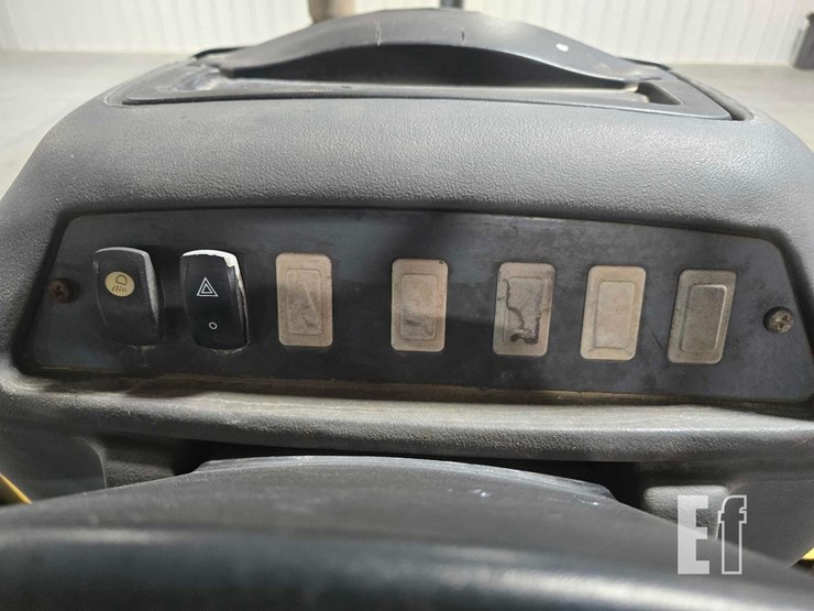 2011-deere-310j-image-21