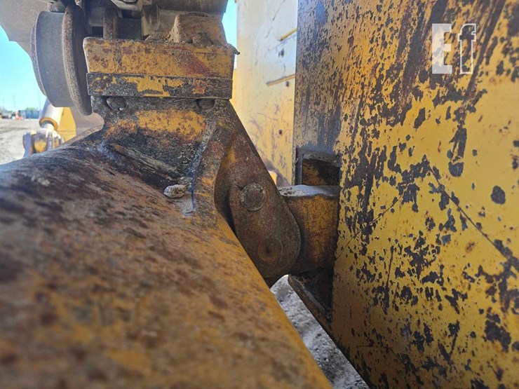 2006-deere-750j-image-29