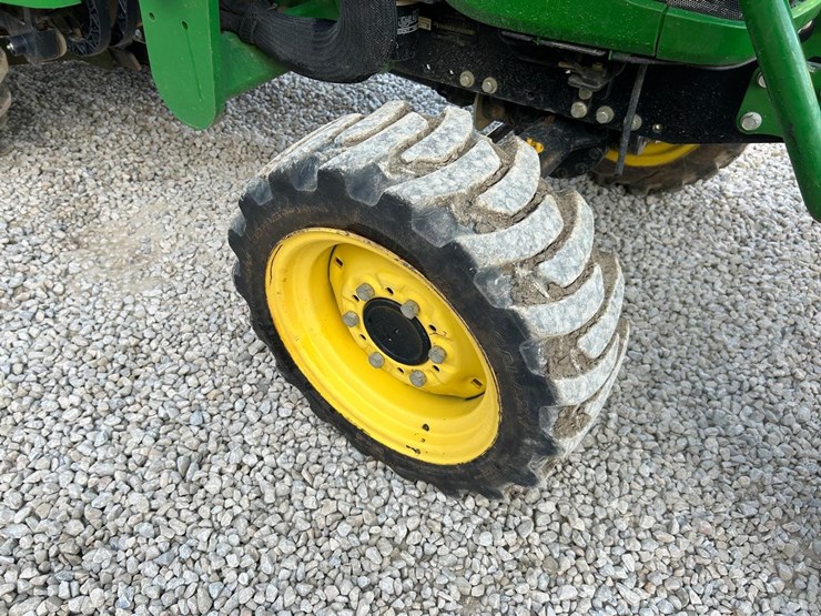 2021-john-deere-2032r-image-12