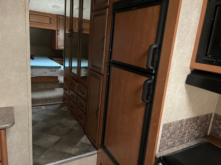 #201-•-2014-palomino-puma-253-fbs-27'-fifth-wheel-camper-(has-wi-title)-image-58