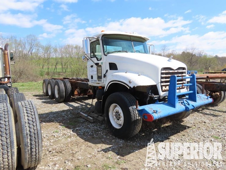 (x)-(6-7)-2003-mack-cv713-3-axle-cab-&-chassis,-vi...-image-2