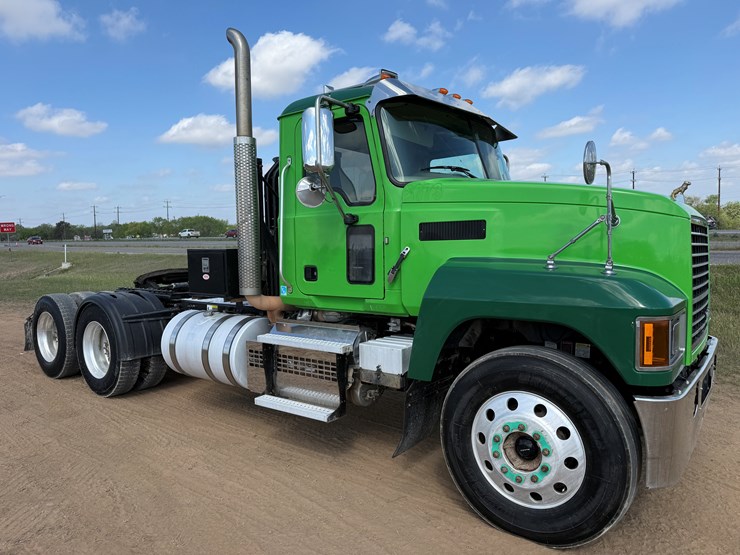 2019-mack-pinnacle-image-3