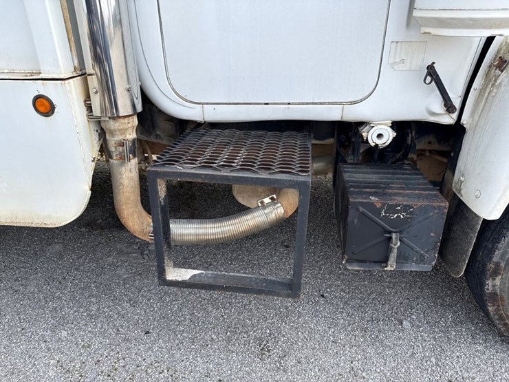 #31721-•-1989-mack-r690t-single-axle-fuel-truck-image-39