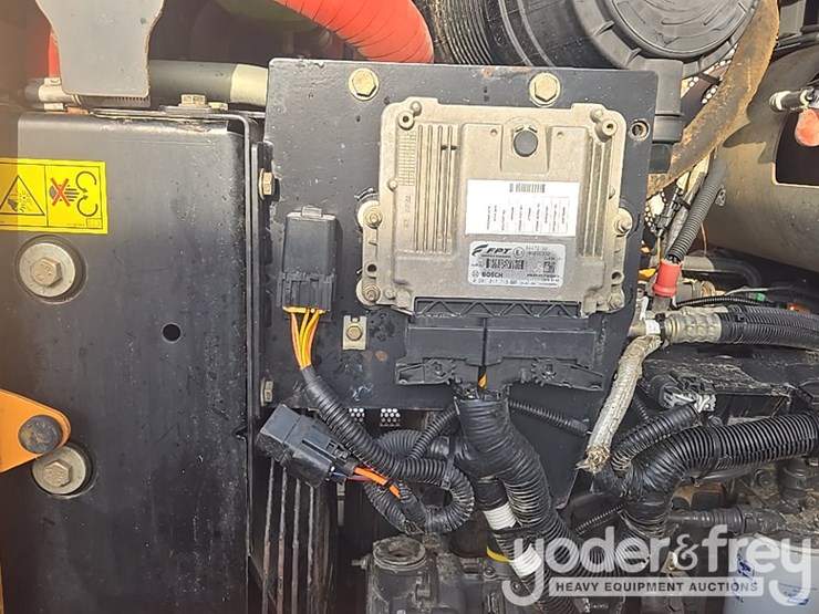 2016-case-750m-image-37