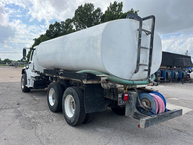 2020-freightliner-m2-106-image-7