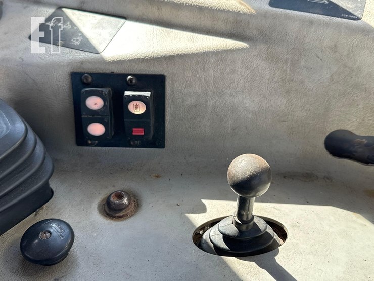 2011-caterpillar-d6t-image-25