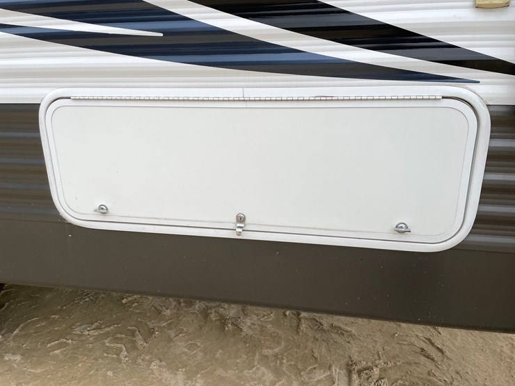 #201-•-2014-palomino-puma-253-fbs-27'-fifth-wheel-camper-(has-wi-title)-image-18