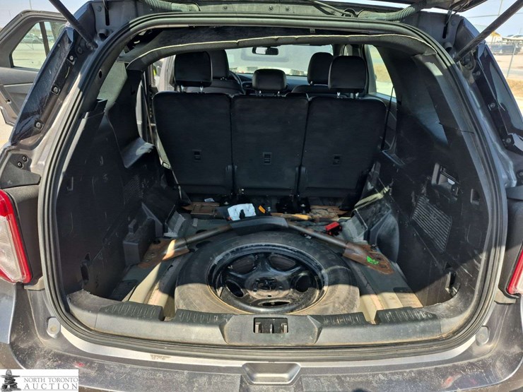 2020-ford-explorer-image-24