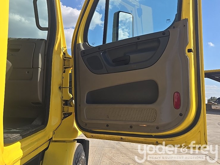 2014-freightliner-cascadia-113-image-98