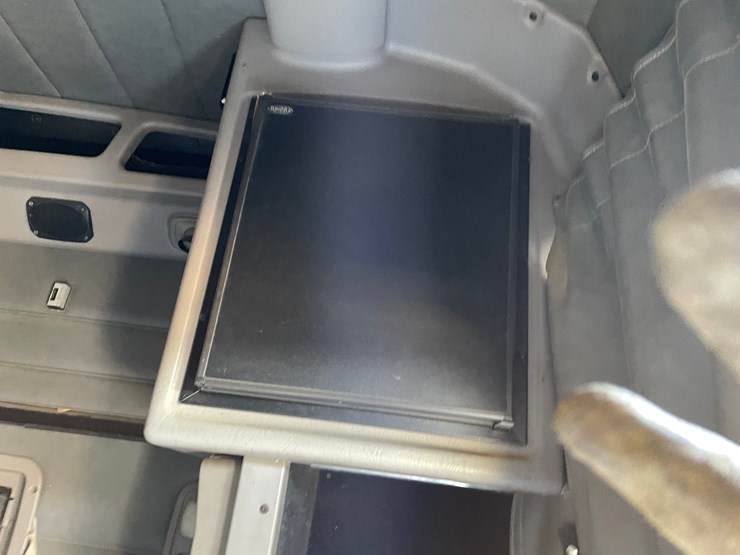 #3937-•-semi-sleeper-cab-image-12