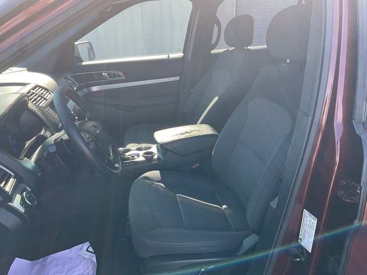 2016-ford-explorer-image-17