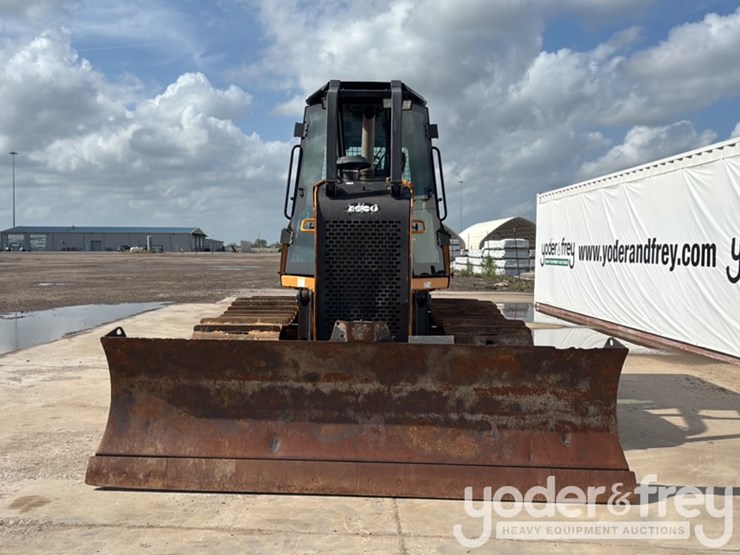 2016-case-750m-image-8