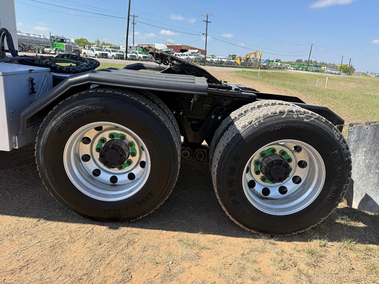 2016-kenworth-t880-image-14