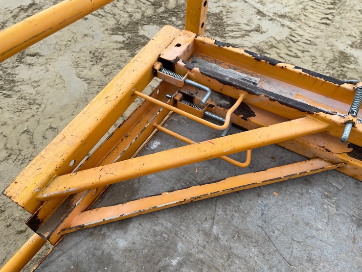 #3948-•-(2)-rolling-bil-jax-scaffolding-image-12